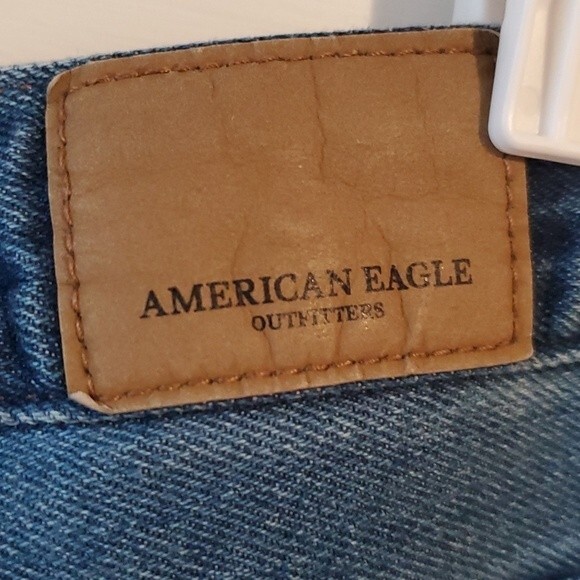 AEO AMERICAN EAGLE OUTFITTERS MOM JEANS SIZE 4 MEDIUM WASH HIGH WAIST RISE - Picture 2 of 11